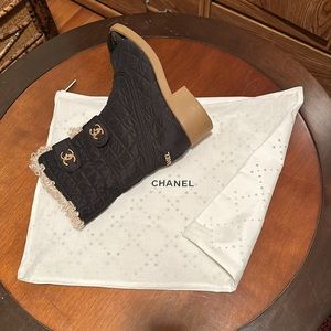 🌺🌺🌺 NEW CHANEL QUILTED FUR BOOTS